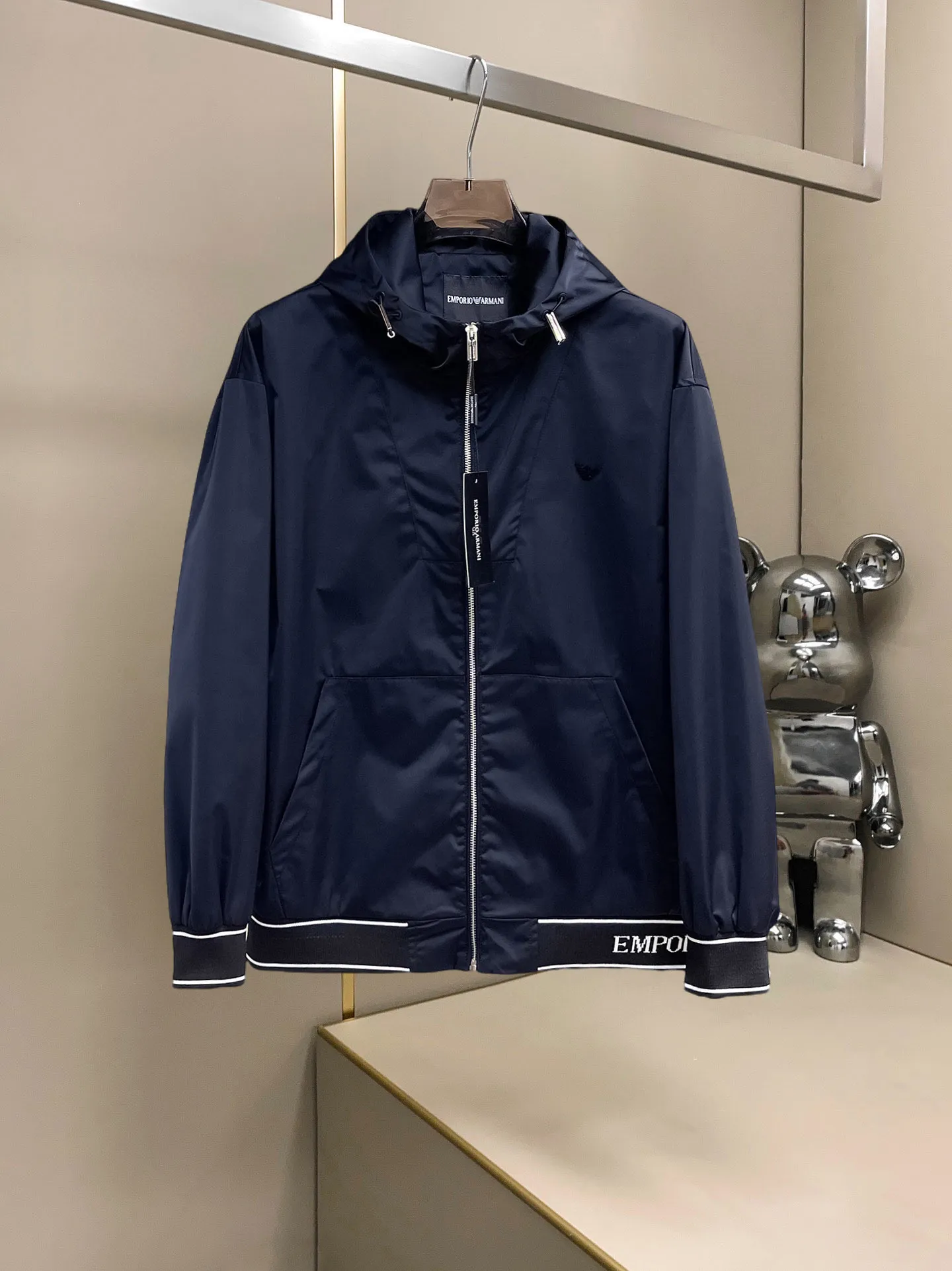 Armani official website Same Style, complete with three labels, on sale in advance. 2026 Autumn and Winter New Arrival men's jacket, Original with complete three labels, Premium version. Custom-made fabrics at the counter. Breathable, high comfort, impeccable details, brand element design concept, reflecting high quality. It feels delicate and soft, presents a casual cut, and has a great upper body shape. Sizes: M～3XL,